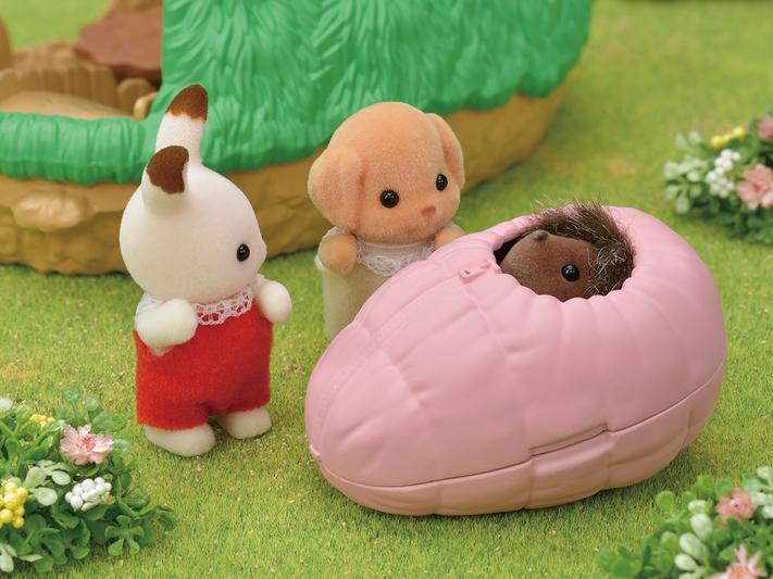 Sylvanian Families Baby Hedgehog Hideout - Free Gift