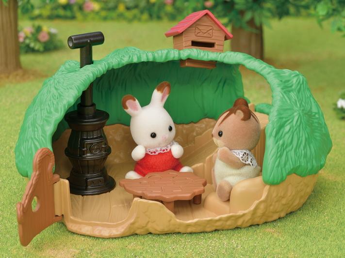 Sylvanian Families Baby Hedgehog Hideout - Free Gift