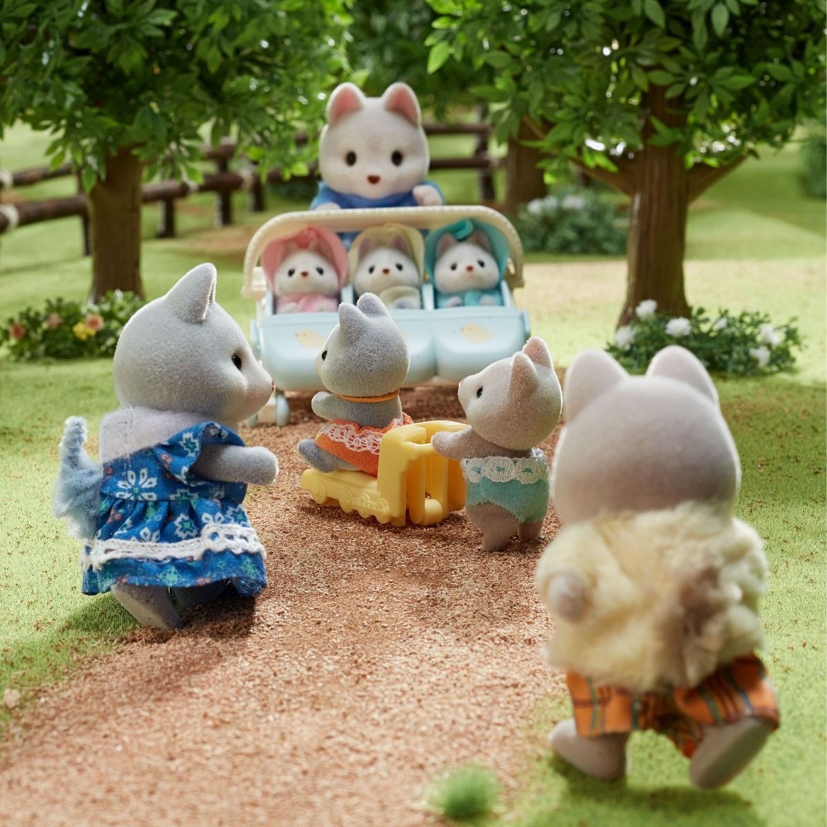 Sylvanian Families Husky Family - Free Gift