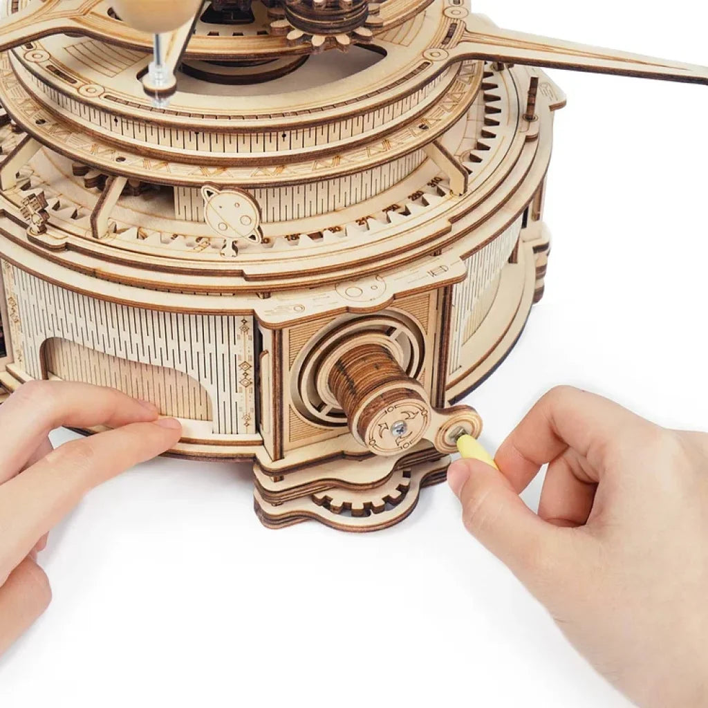 Brass mechanical planetarium, Orrery. Eaglemoss collection. - 2000-2010 Brass mechanical planetarium, Orrery. Eaglemoss collection. - 2000-2010